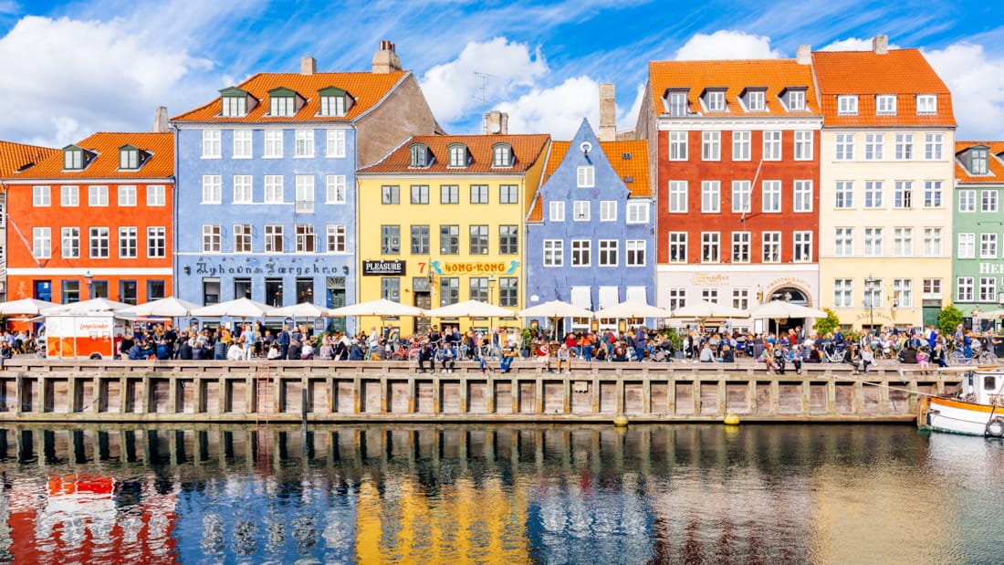 Nyhavn i København med sine karakteristiske, fargerike bygninger ved bryggen.