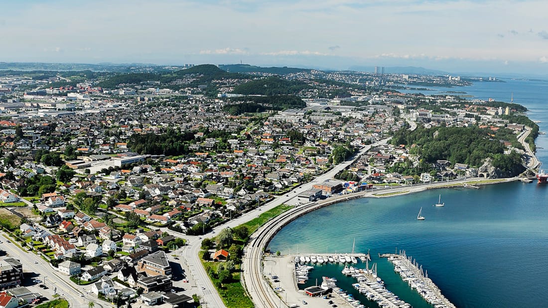 En oversiktsbilde av en by med krystallklart havn og en bukt.