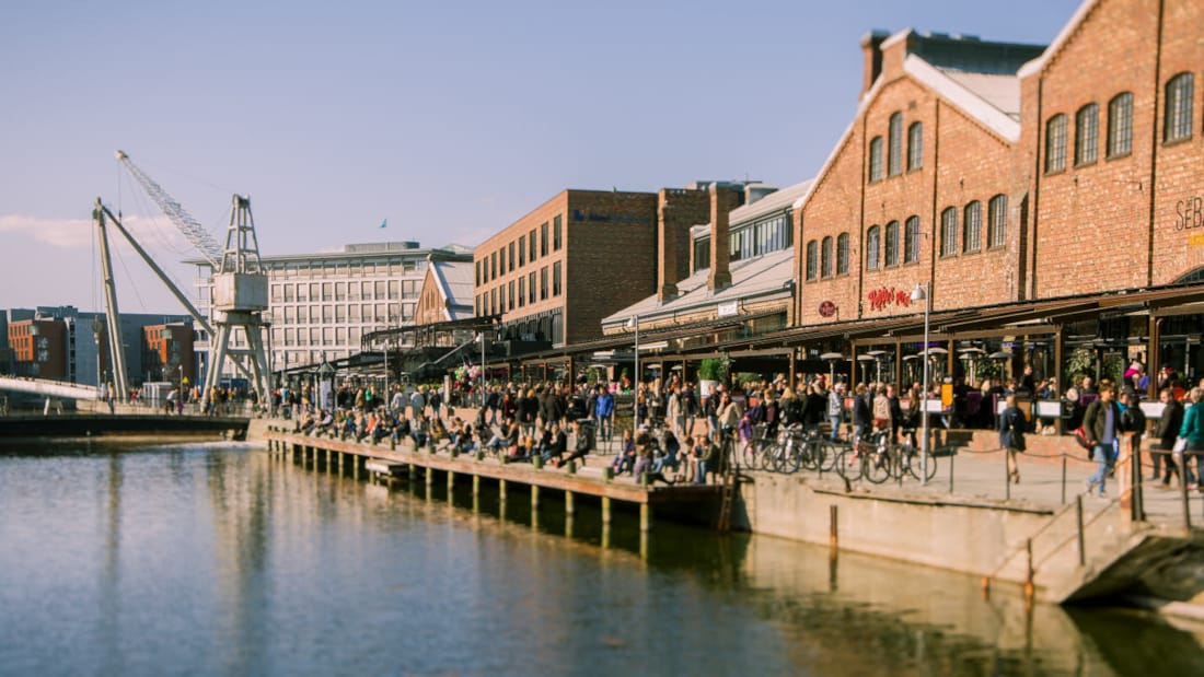 Solsiden i Trondheim med restauranter langs elva.