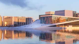 Kveldsbilde av Operaen i Bjørvika som du bør få med deg når du bor på hotell i Oslo