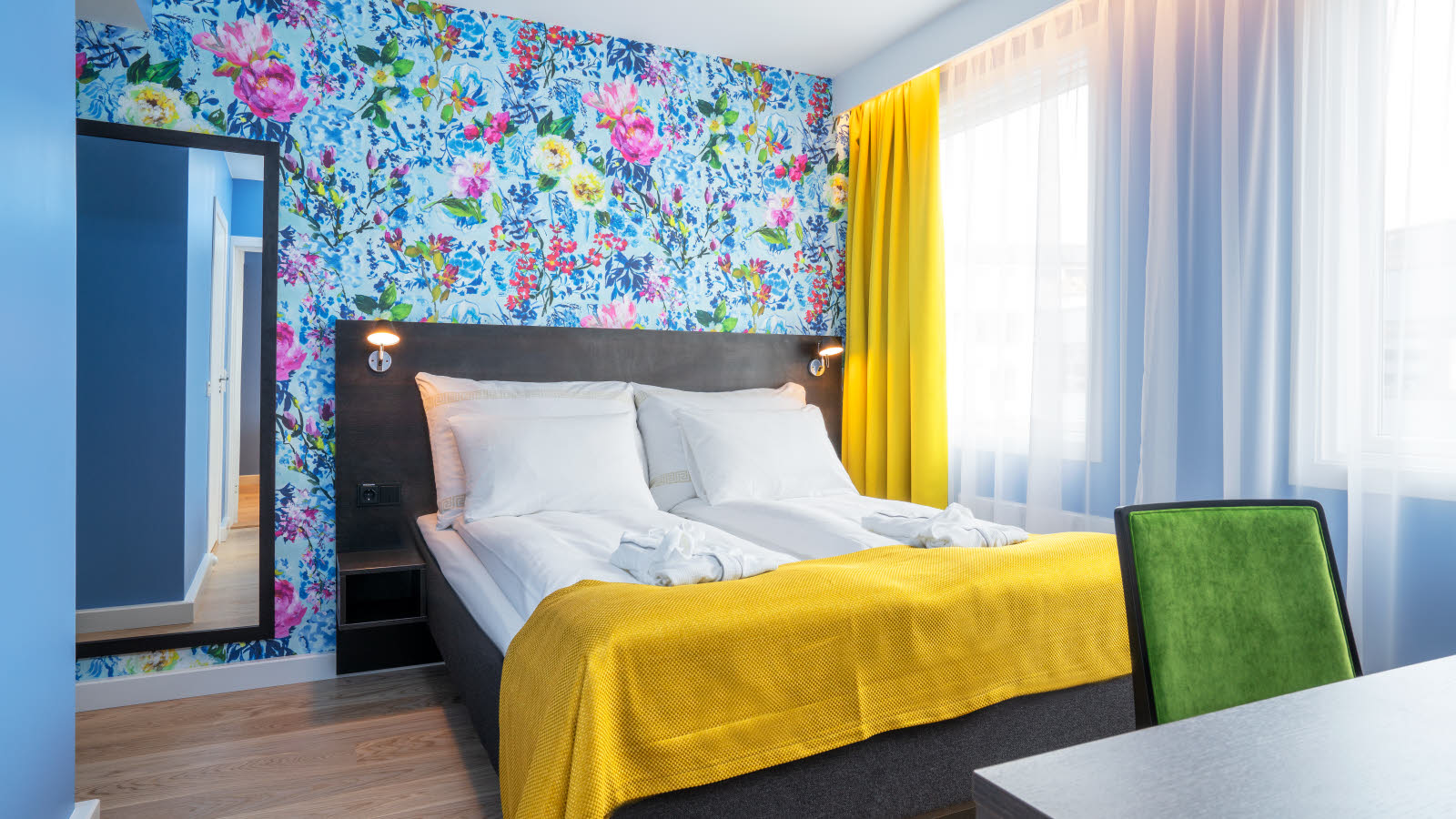 Detaljbilde av en mann som spiller på en saksofon