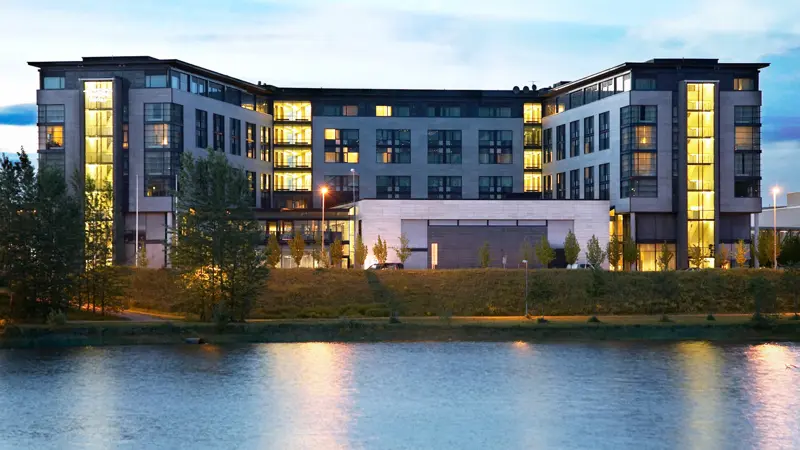 Solnedgang og Thon Hotel Arena