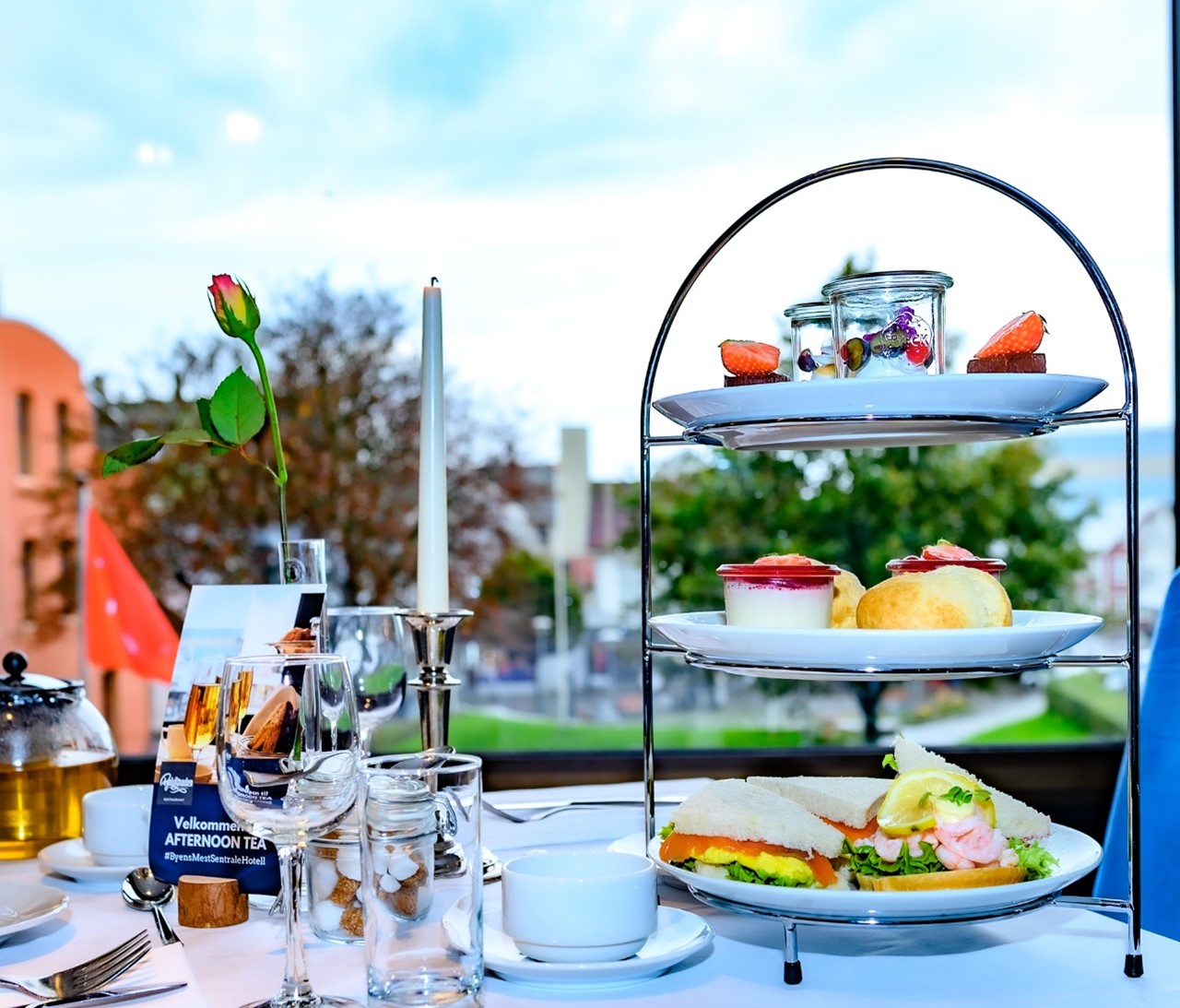 Bilde av et bord dekket til med te og bakevarer