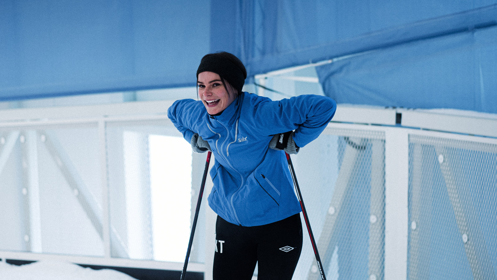 To kvinner smiler til hverandre iført skiutstyr