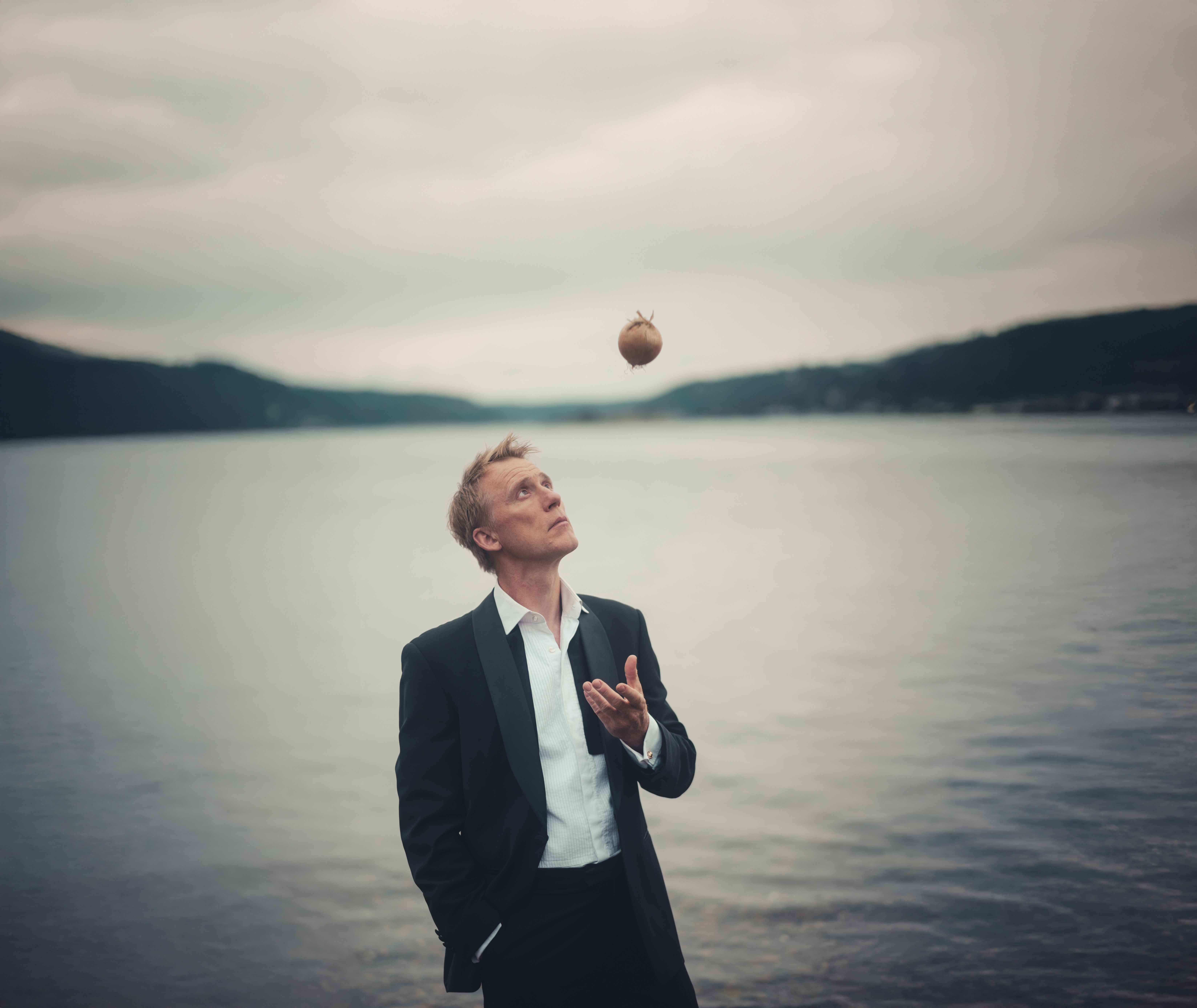 Thorbj&#xF8;rn Harr i rollen som Peer Gynt foran G&#xE5;l&#xE5;vatnet.