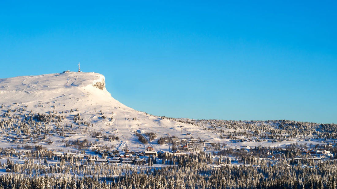 Snødekket fjell på Skeikampen.