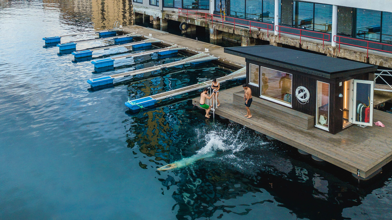 3 mennesker som står på en flytende badstue
