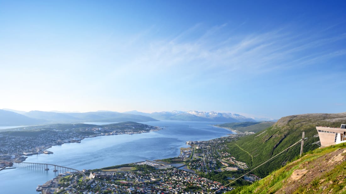 Panoramautsikt i strålende sol med Tromsø by