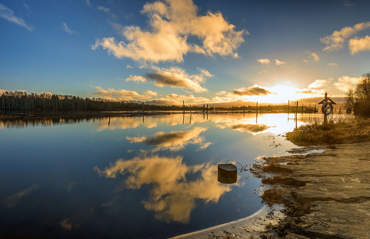Innsjø i solnedgang.