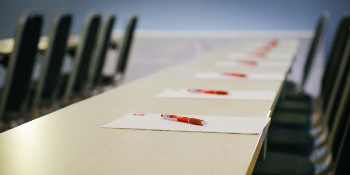 Møterom Varangerfjord med plass til 14 stykker i styrebord med store vinduer på det ene siden av lokale med naturtapet og TV på Thon Hotel Kirkenes, som ligger på kaia i Kirkenes sentrum