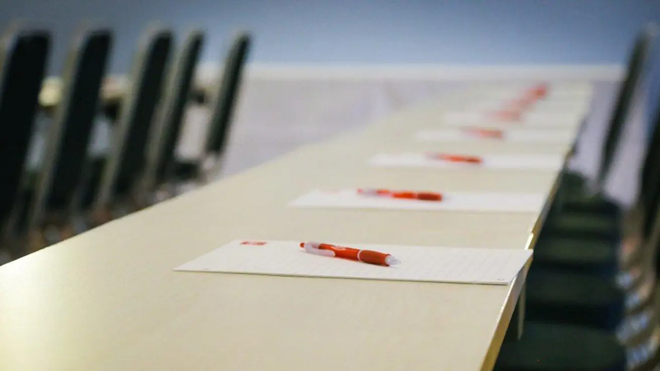 Detaljbilde av notatbok og en penn