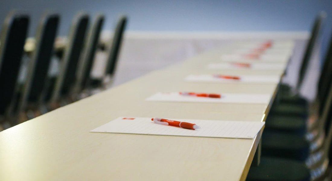 Nærbilde av konferansebord med rød Thon Hotels-penn og papir