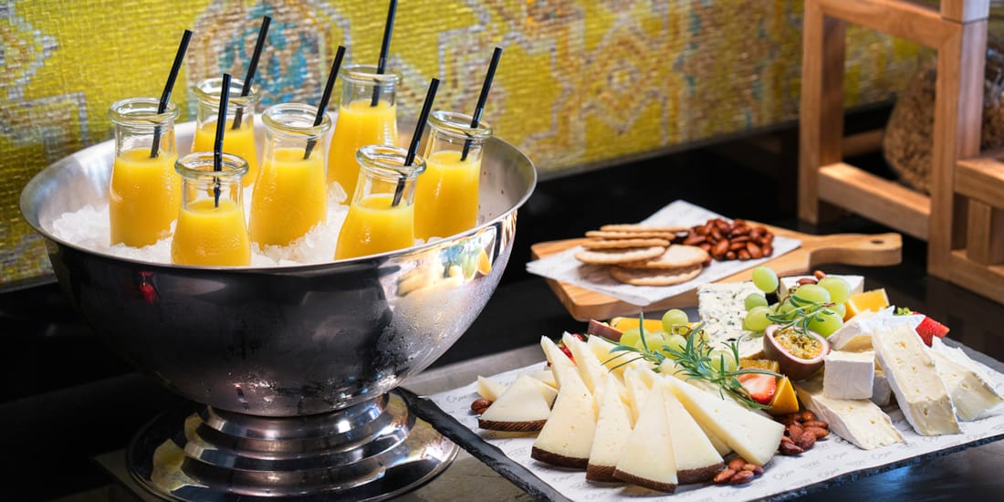 Mangosmoothies og fruktfat på frokosbuffeten på Thon Hotel Stavanger