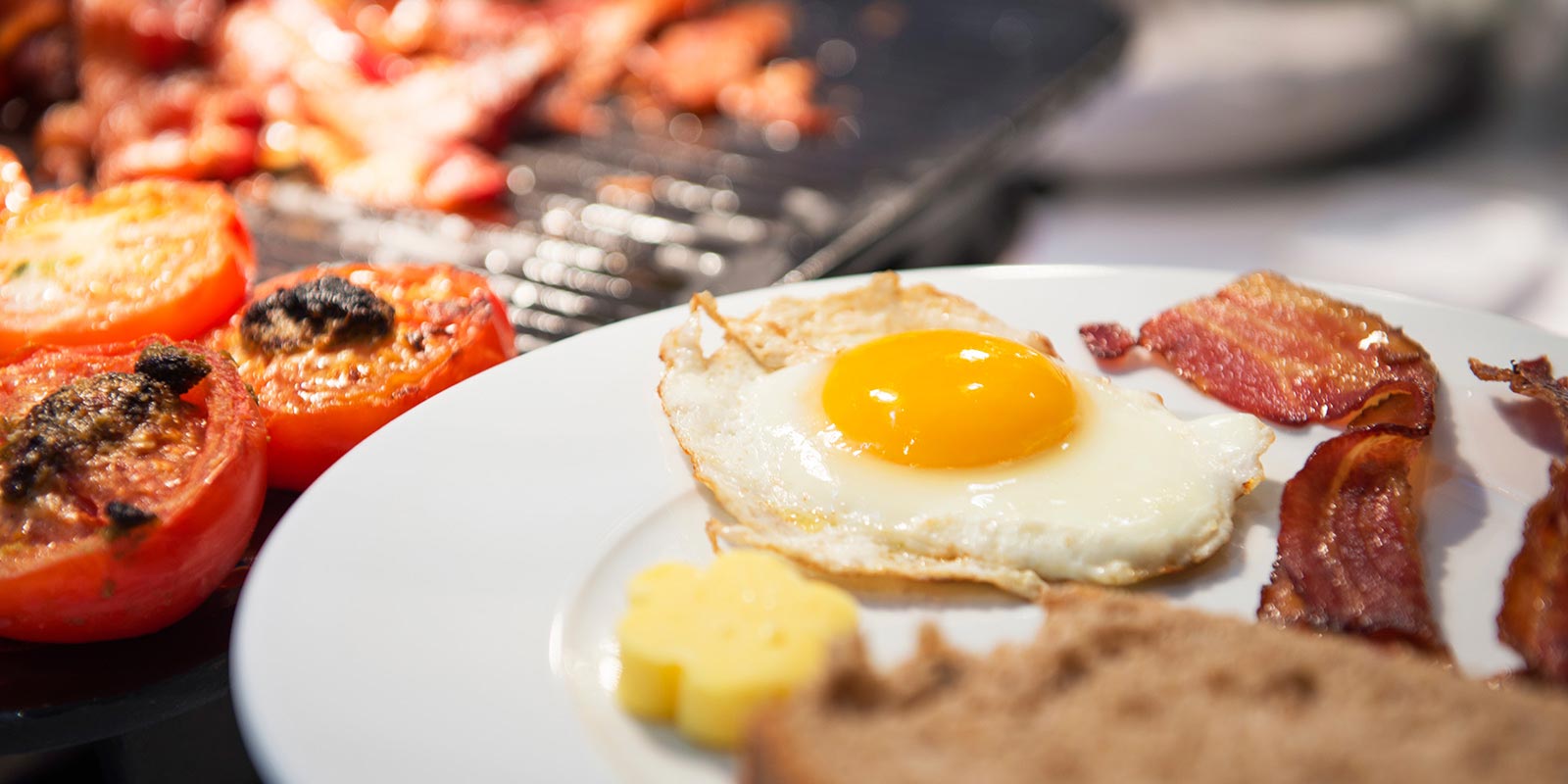 Frokost med speilegg og bacon