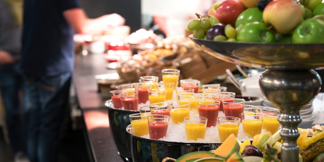 Smoothies og frokostbuffet