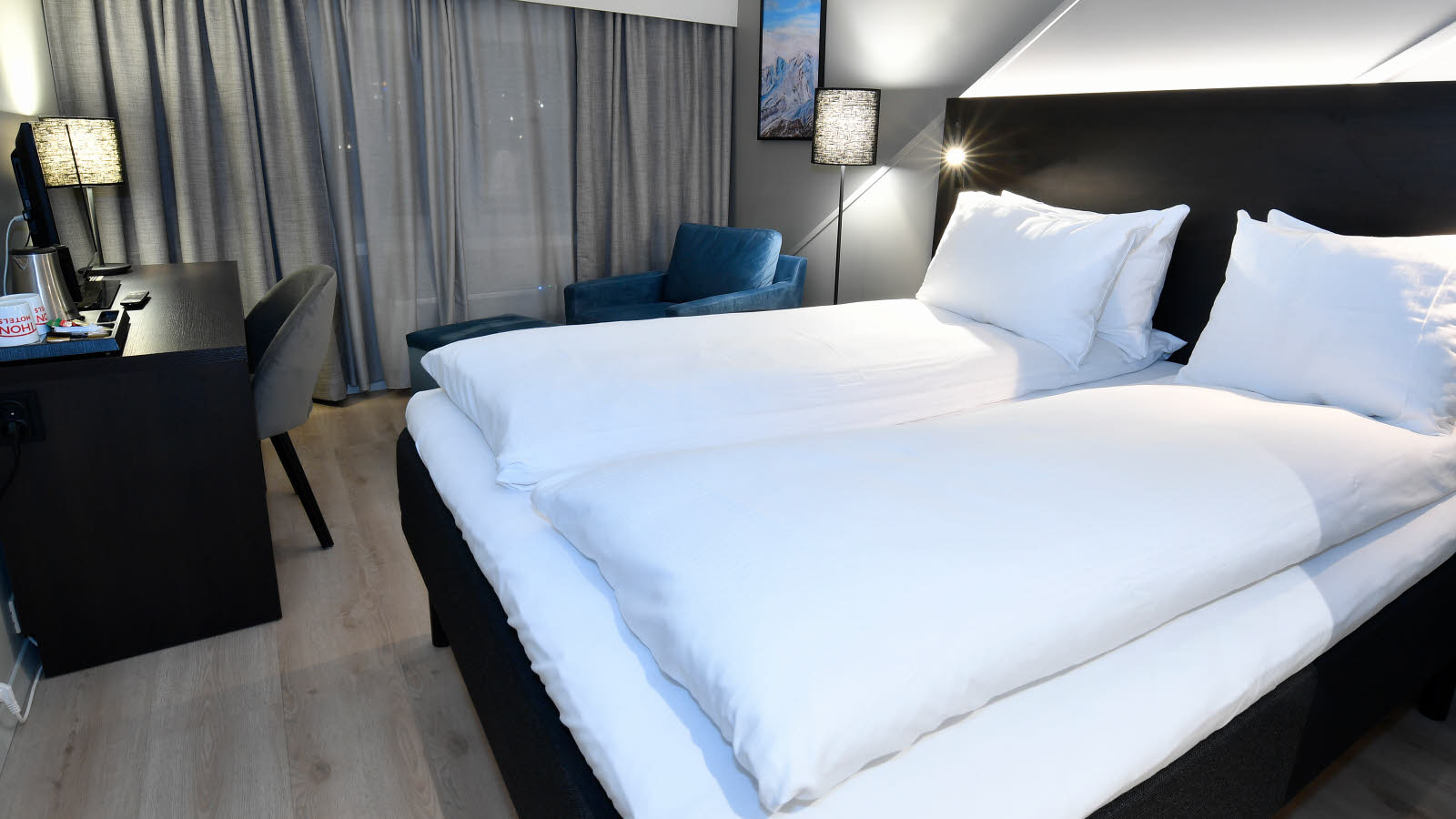 Kaffekopp p&#xE5; nattbord p&#xE5; hotellrom