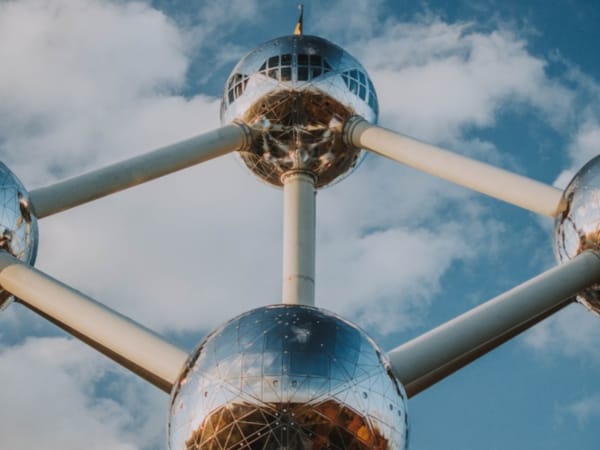 Atomium i Brussel, et ikonisk landemerke, består av ni gigantiske atomer som symboliserer fred og vitenskap.