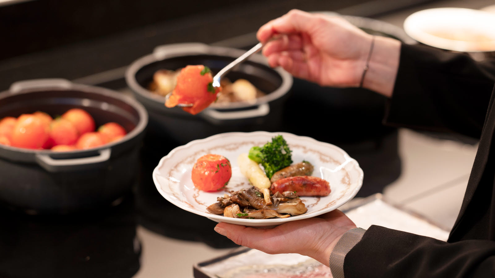 En person som holder en skje over en tallerken med mat