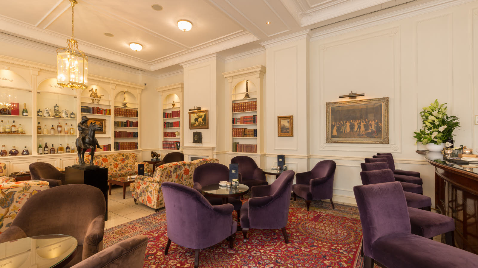 Sofaer og sittegruper i baren på Stanhope Hotel i Brussel