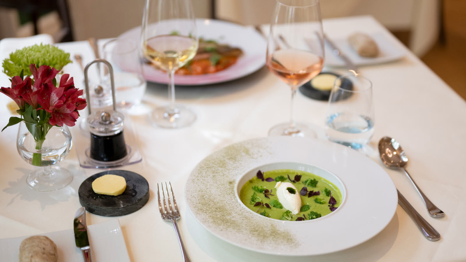 Dekket bord for to Brighton Restaurant på Stanhope Hotel i Brussel