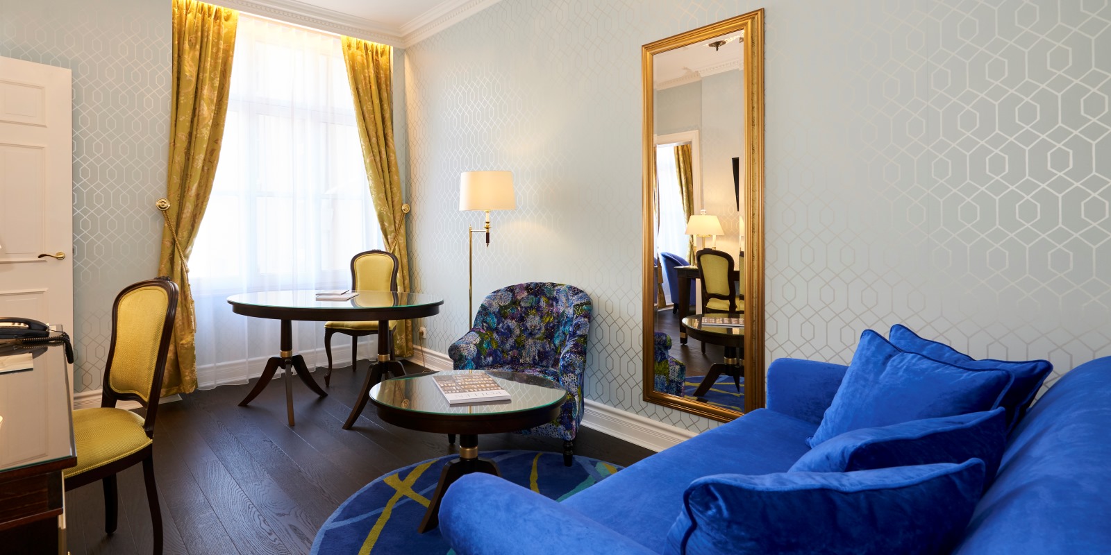 Familie rom på Stanhope Hotell med blå og gule møbler.