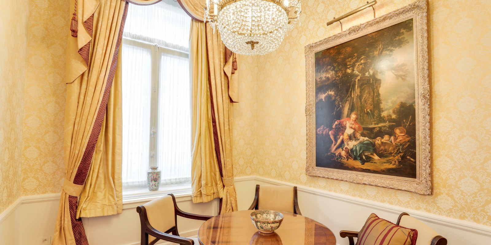 Bord og stoler i royal suite på Stanhope Hotel