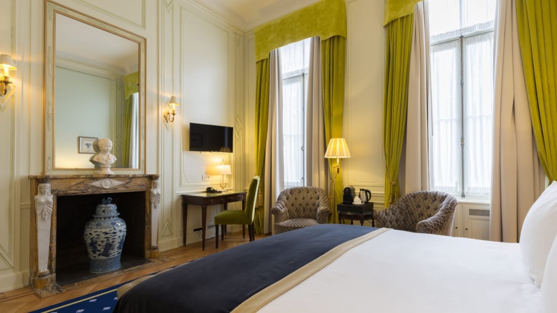 Seng og sittegruppe i royal suite på Stanhope Hotel i Brussel