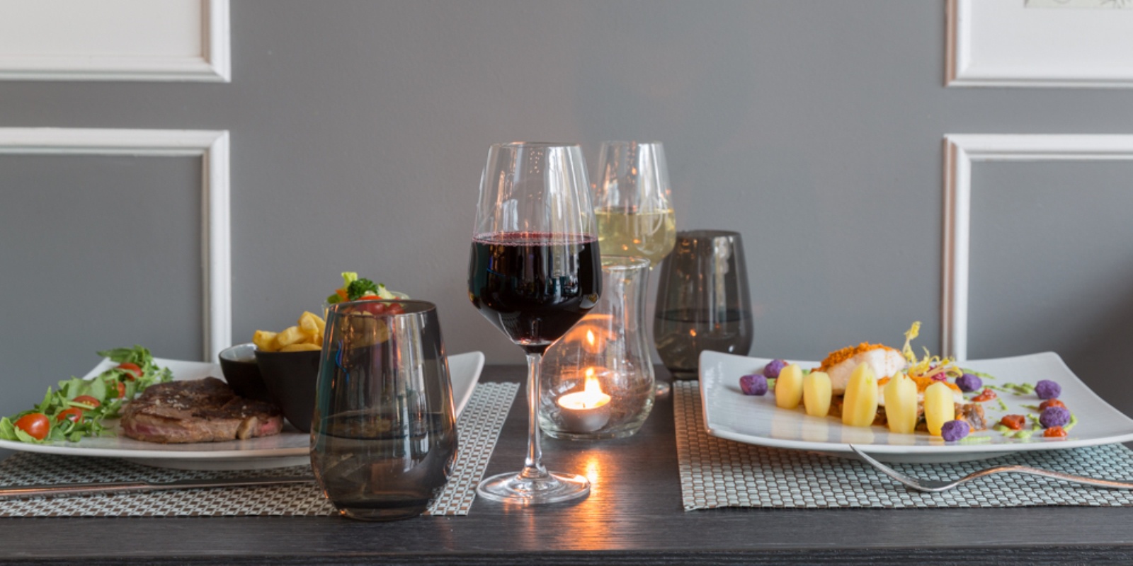 Dekke bord på 91-restaurant på Thon Hotel Bristol Stephanie i Brussel