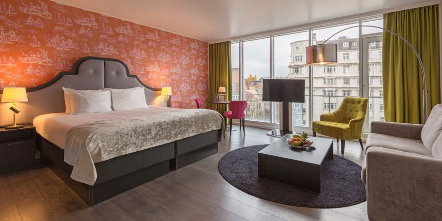 Sittegruppe og seng i superior rom på Thon Hotel Bristol Stephanie