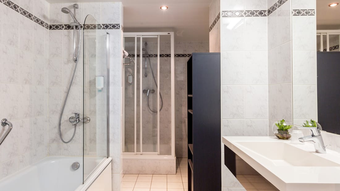 Bad med dusj og badekar i suite på Thon Hotel Brussels City Centre