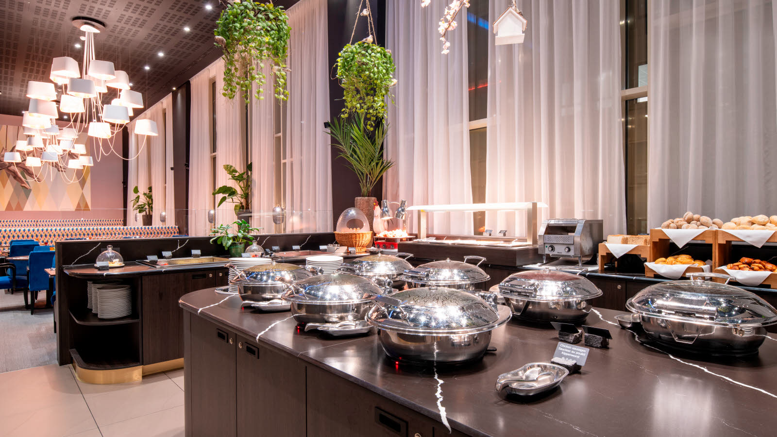 Fargerikt område med kaffe, frukt og bakevarer.