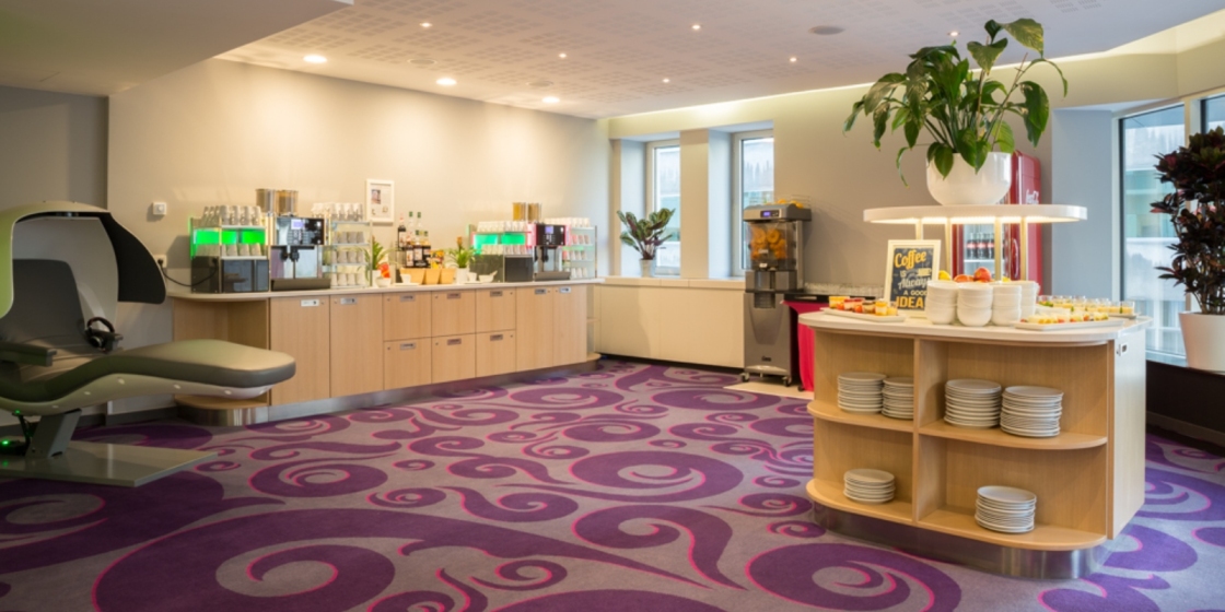 Fargerikt område med kaffe, frukt og bakevarer.