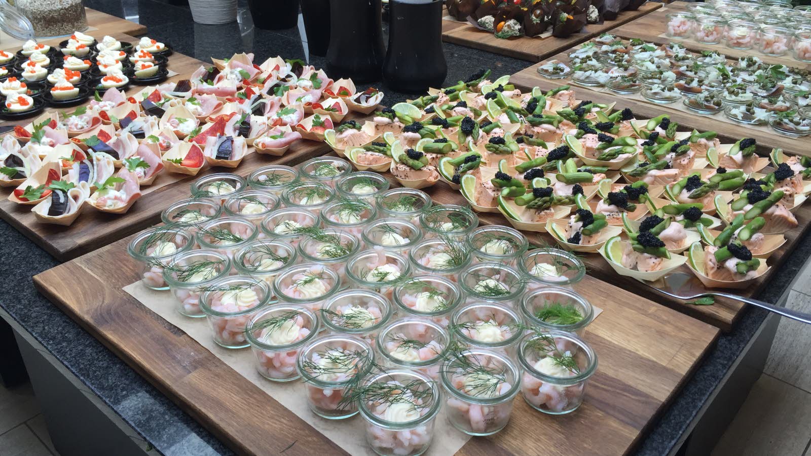 Mange delikate småretter klare for frokostgjester