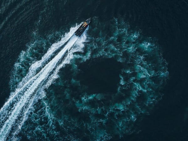 Luftfoto av båt som seiler i havet.