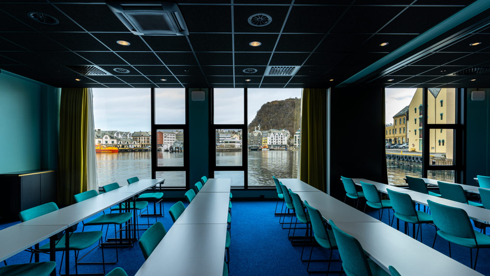 Konferanserom i klasseromoppsett med store vinduer