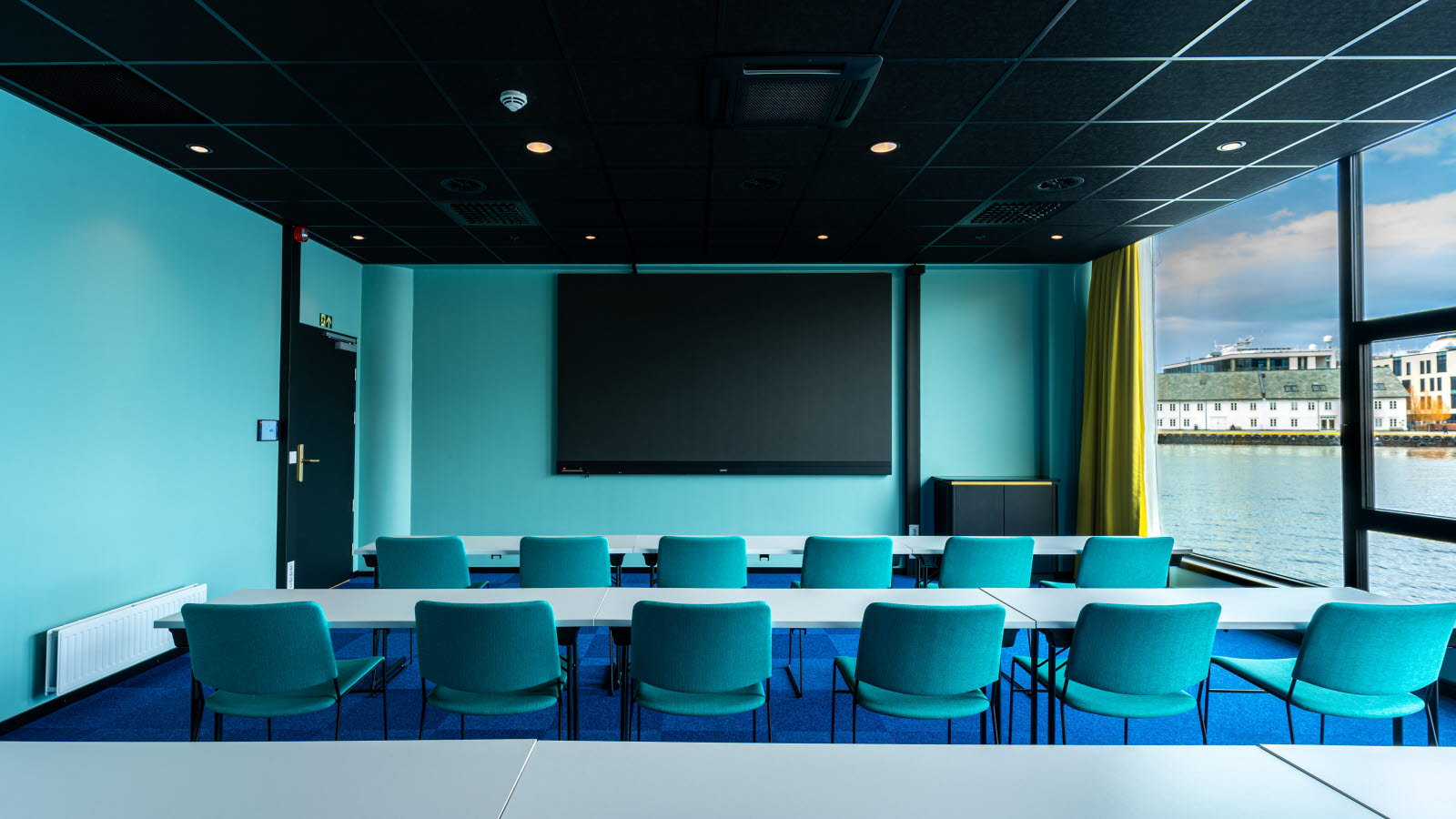 Konferanserom med tv skjerm