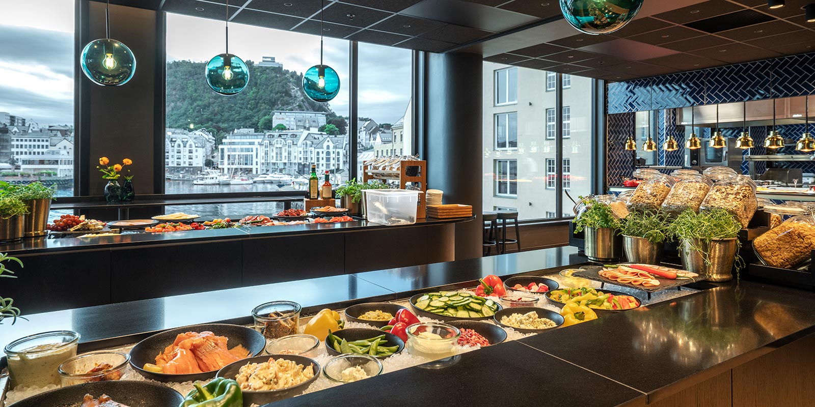 Et stort utvalg av fargerik og næringsrik frokost ligger klart