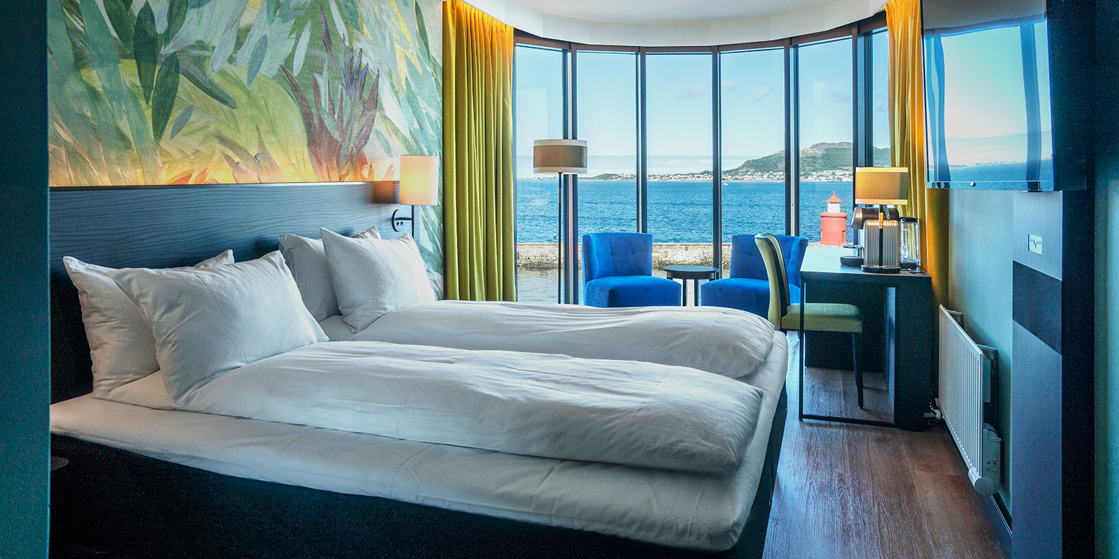 Dobbeltseng foran panoramavinduer på Thon Hotel Ålesund