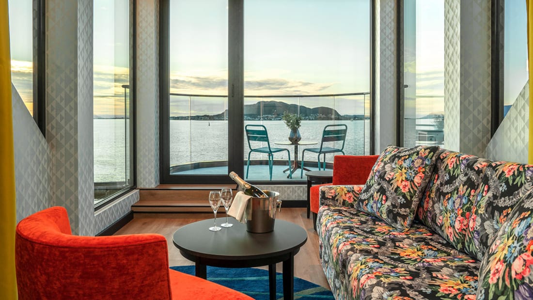 Sofagruppe med utsikt på deluxe suite på thon hotel ålesund