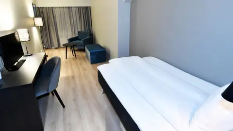Guest room at Thon Hotel Baronen: Seng i standard enkeltrom på Hotel Baronen