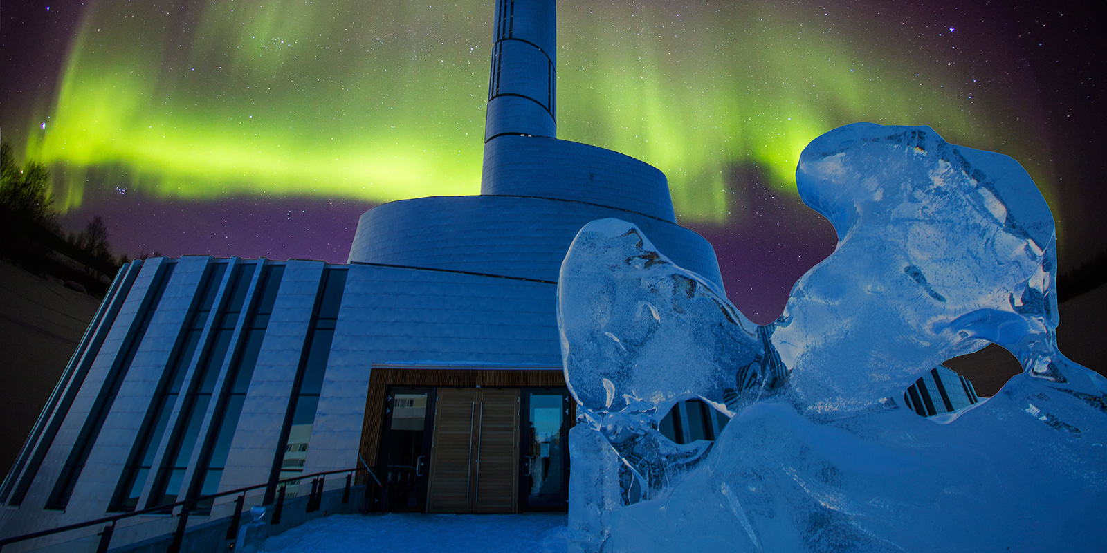 Nordlys over Nordlyskatedralen i Alta.