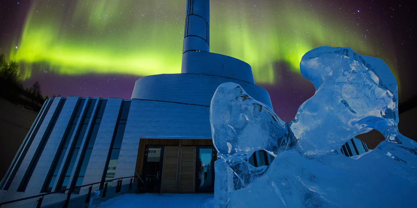 De IJszeekathedraal in Alta met het noorderlicht op de achtergrond.