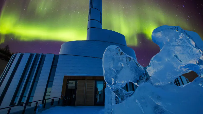 Nordlys over Nordlyskatedralen i Alta.
