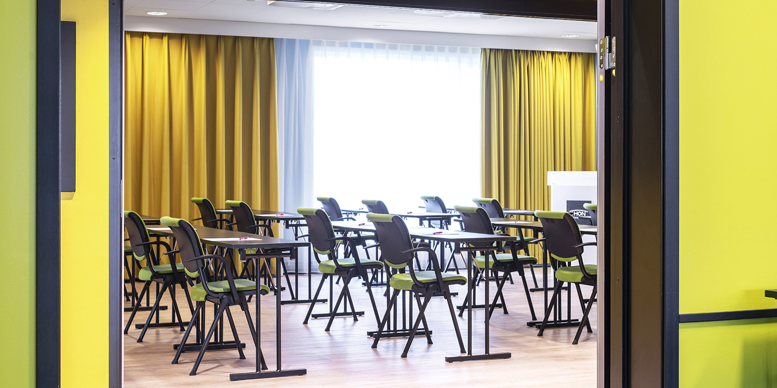 Møterom Gapahuken i klasseromoppsett, sett fra korridoren utenfor