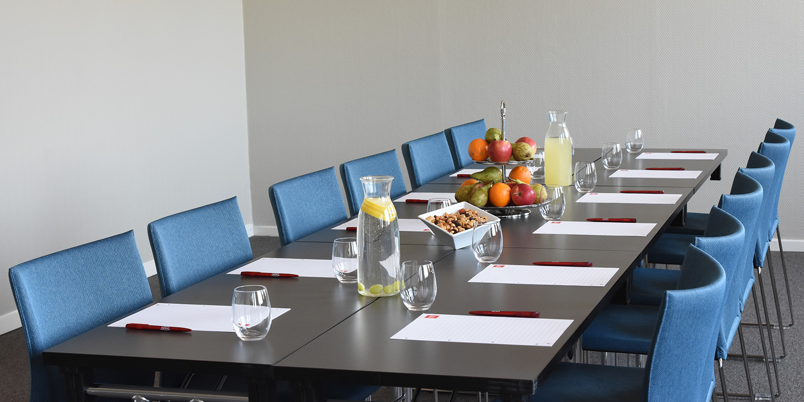 Møterom i styrebordoppsett på Hotel Andrikken