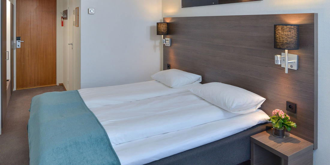 Seng i standard dobbeltrom på Thon Hotel Andrikken