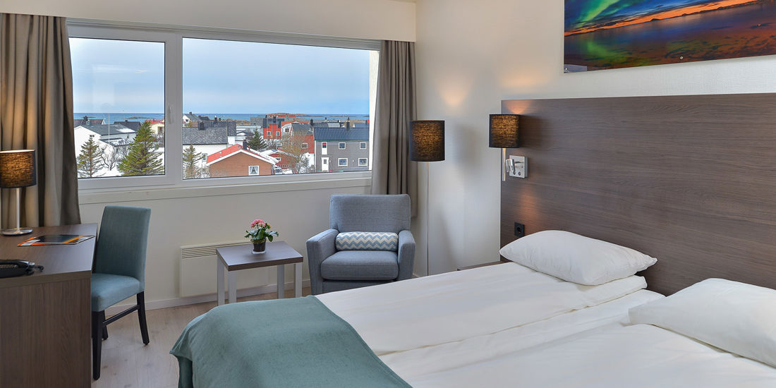 Skrivebord, sittegruppe og dobbeltseng i superior rom på Thon Hotel Andrikken