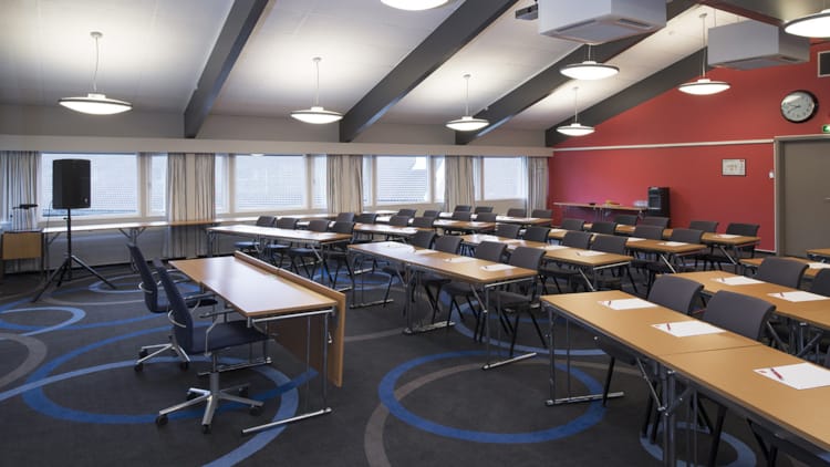 Konferansesal med plass til 110 personer i klasseromsoppsett