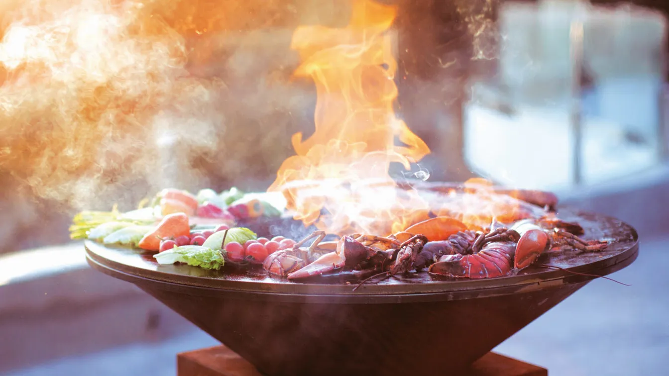 Rund utegrill med flammer, gr&oslash;nnsaker og sj&oslash;mat p&aring; restaurant Ask p&aring; Thon Hotel Vettre i Asker.