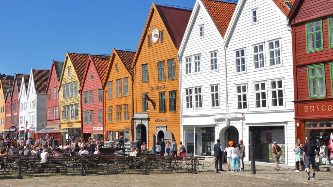 Uteservering på Bryggen i nærheten av våre hotell i Bergen